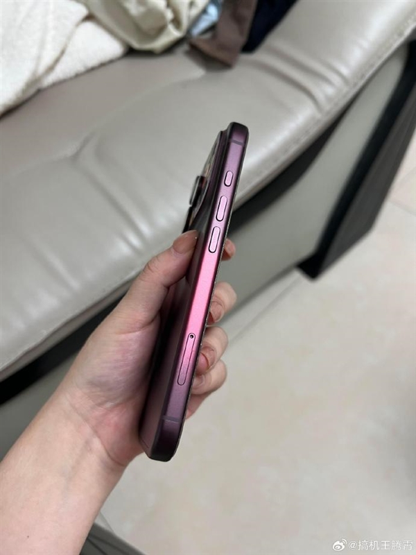 用户买苹果iPhone18 Pro红色吐槽：开始氧化褪色 真机惨不忍睹