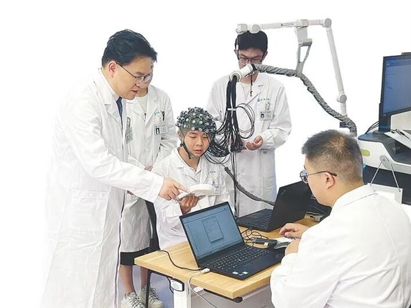 脑机接口突破：不用植入电极 男子用意念抬起瘫痪右手
