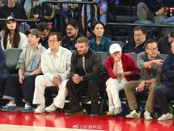 马云现身NBA中国赛 跟成龙、蔡崇信、王宁同框看球：还与贝克汉姆蹲下和轮椅球迷合影