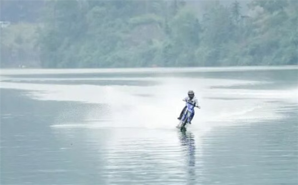 麻阳县委书记回应被张雪扔下水：一忽悠都同意了 挺好玩