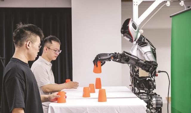 世界人工智能大会｜让人形机器人“快步”走进现实