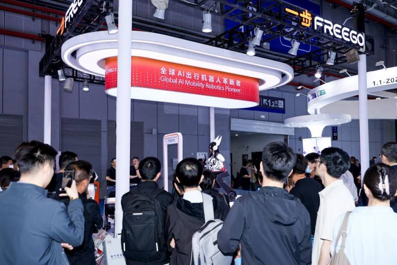 FreeGo AI出行机器人CMEF首秀，开启未来出行新篇章！