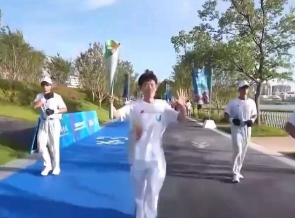 Chengdu World Games Torch Relay Features Ele.me Rider With History of Rescuing People from Fires
