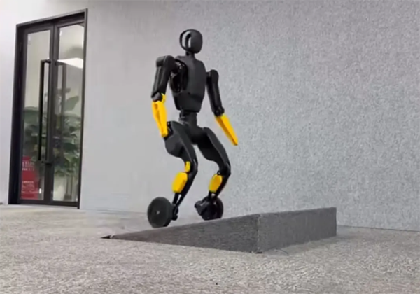“稚晖君”人形机器人即将规模化出货：明年底可达数千台