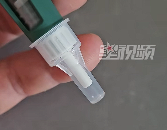 Crying from his own foolishness! Man realizes he missed removing the needle cap after a month of insulin injections