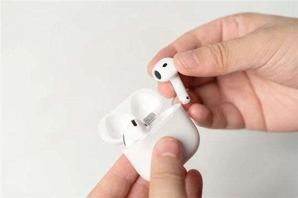 Apple iOS 26 Beta 6 Leak: AirPods to Support Face-to-Face Real-Time Translation