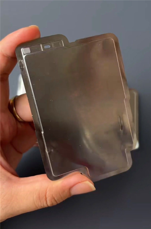 iPhone 17 Air/Pro Battery Comparison: Significant Thickness Difference