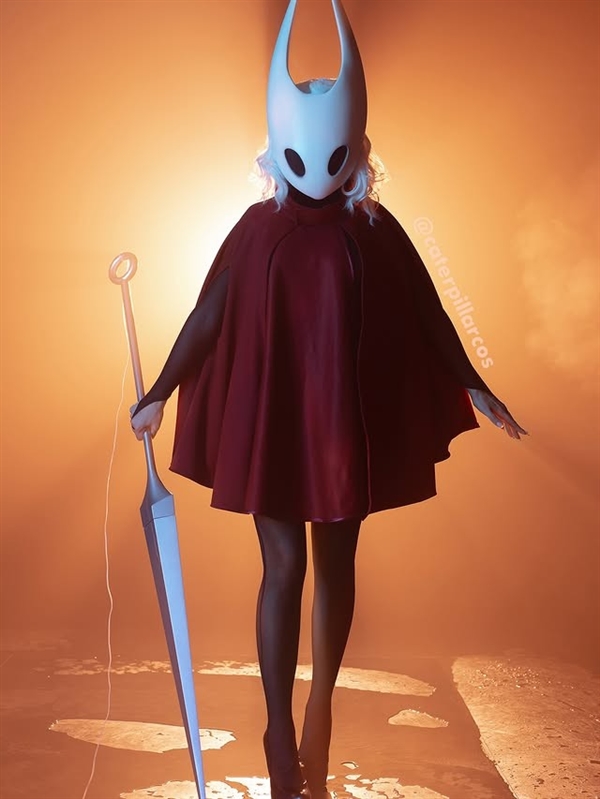 “Silk” Song! American Cosplayer's Hornet Full Body Silk Wrap