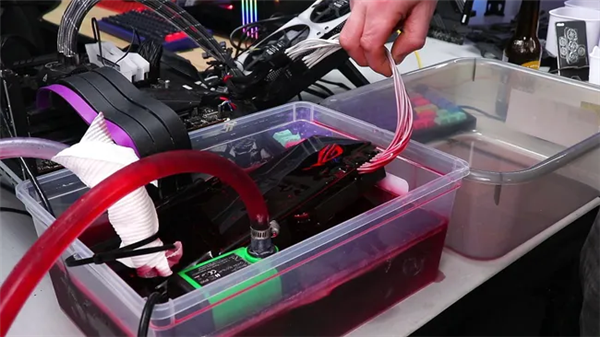 GTX 1060 immersed in transmission fluid for overclocking! Performance surge of 16%， achieving global Firestrike #1