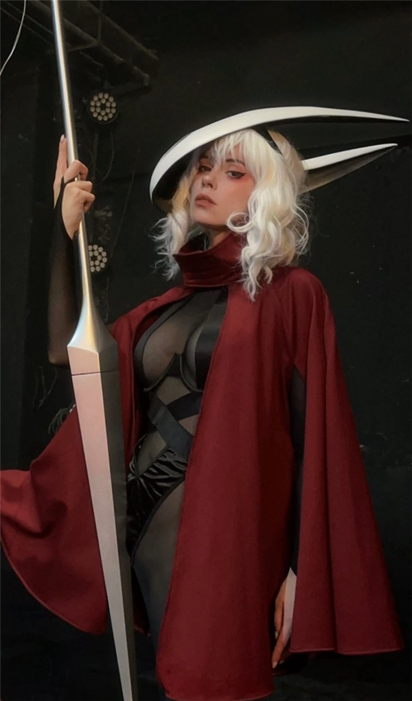 “Silk” Song! American Cosplayer's Hornet Full Body Silk Wrap