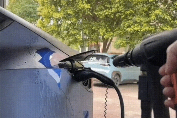 Tesla charging port can be opened with a simple signal! Are Tesla owners afraid?