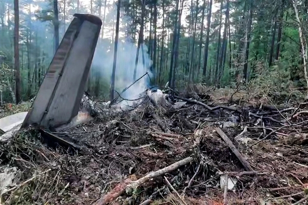 50-year-old passenger jet crashes， killing 49! Russia revokes operating license of implicated airline